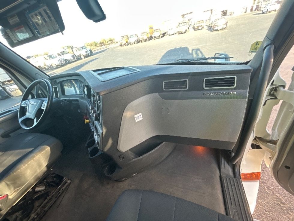 Sleeper Tractor-Heavy Duty Tractors-Freightliner-2020-T12664ST-Fresno-CA-291,559\n\t\tmiles-$ 85,000 - Image 14