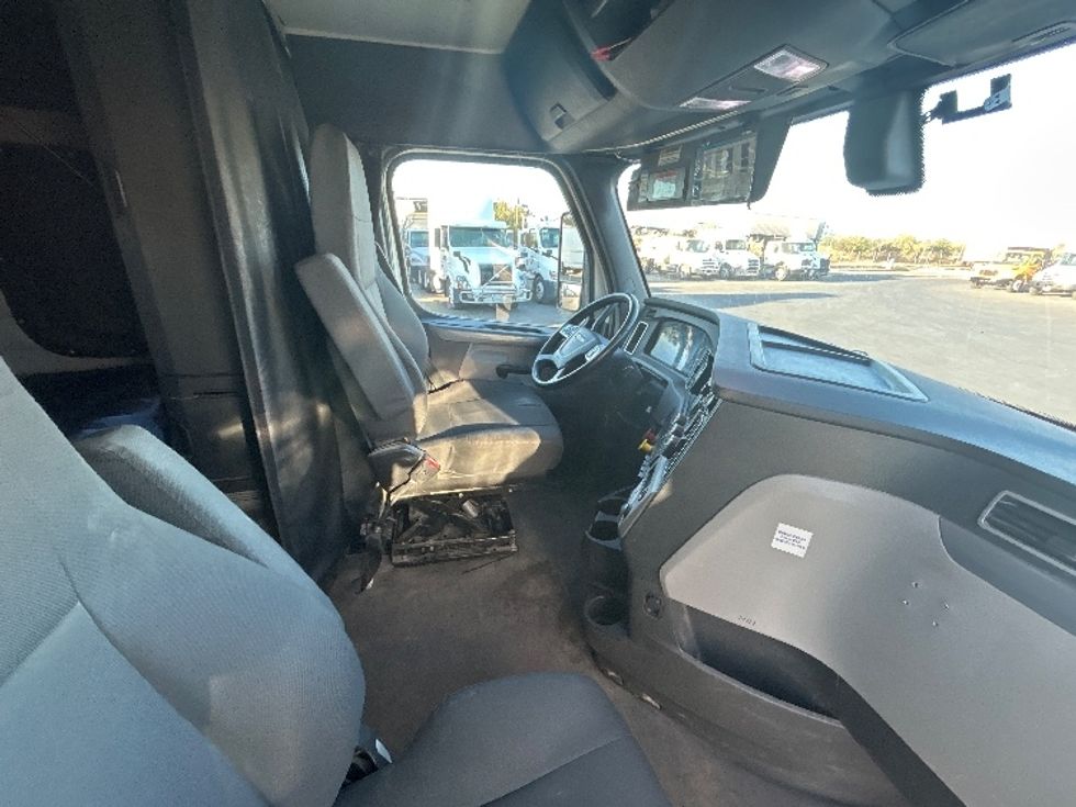 Sleeper Tractor-Heavy Duty Tractors-Freightliner-2020-T12664ST-Fresno-CA-291,559\n\t\tmiles-$ 85,000 - Image 15