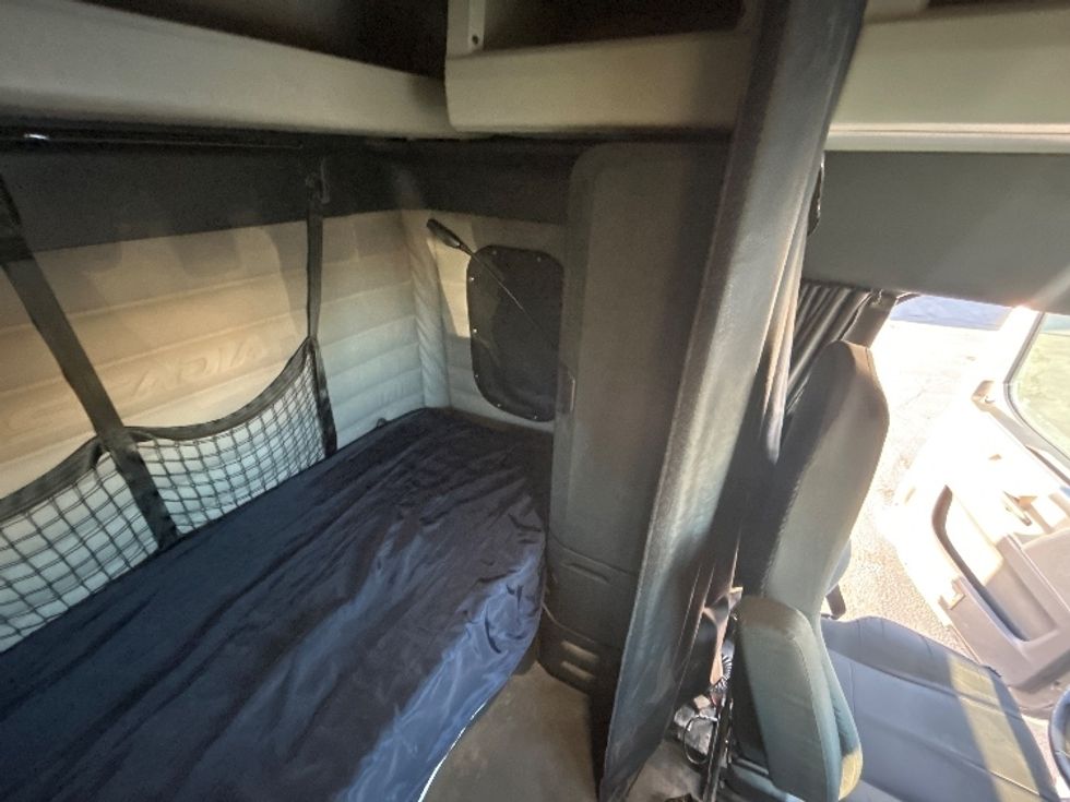 Sleeper Tractor-Heavy Duty Tractors-Freightliner-2020-T12664ST-Fresno-CA-291,559\n\t\tmiles-$ 85,000 - Image 18