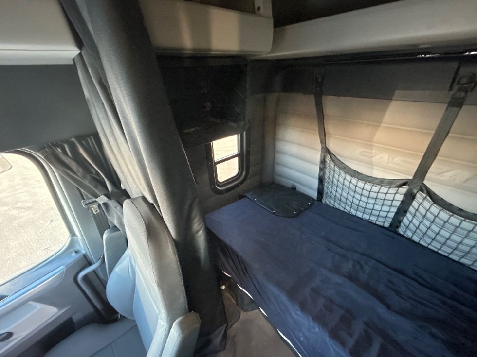 Sleeper Tractor-Heavy Duty Tractors-Freightliner-2020-T12664ST-Fresno-CA-291,559\n\t\tmiles-$ 85,000 - Image 19