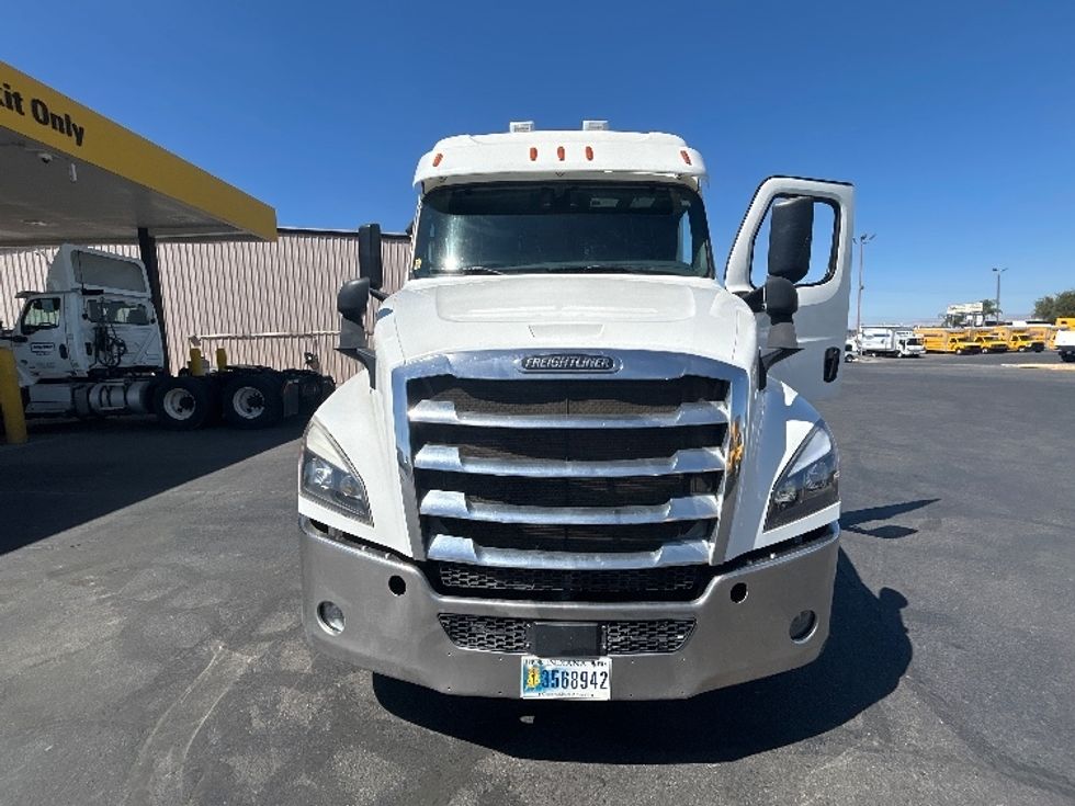 Sleeper Tractor-Heavy Duty Tractors-Freightliner-2020-T12664ST-Fresno-CA-291,559\n\t\tmiles-$ 85,000 - Image 2