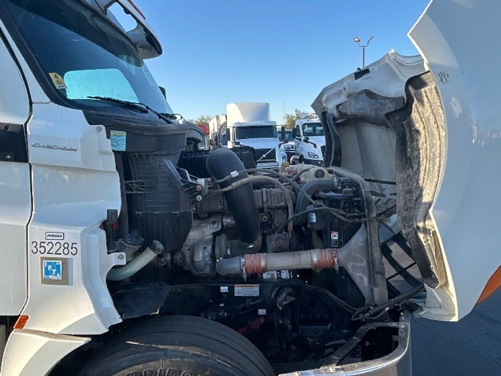 Sleeper Tractor-Heavy Duty Tractors-Freightliner-2020-T12664ST-Fresno-CA-291,559\n\t\tmiles-$ 85,000 - Image 20