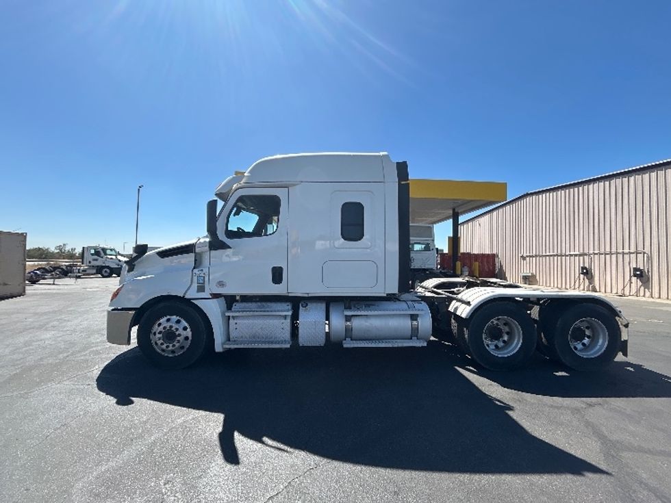 Sleeper Tractor-Heavy Duty Tractors-Freightliner-2020-T12664ST-Fresno-CA-291,559\n\t\tmiles-$ 85,000 - Image 4