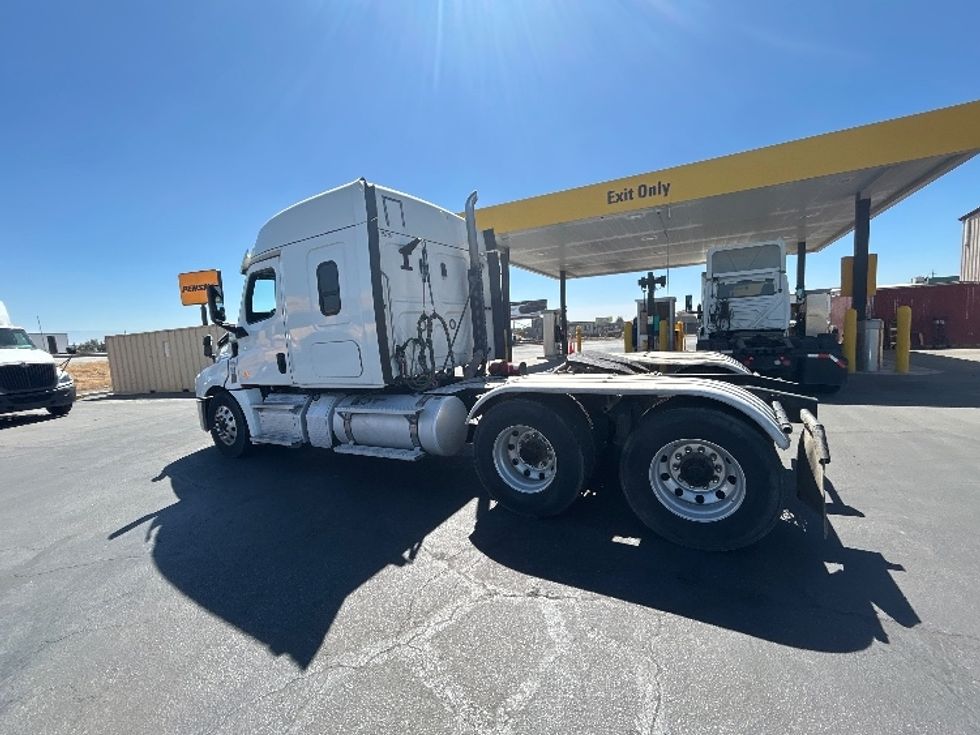 Sleeper Tractor-Heavy Duty Tractors-Freightliner-2020-T12664ST-Fresno-CA-291,559\n\t\tmiles-$ 85,000 - Image 5