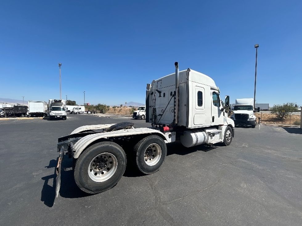 Sleeper Tractor-Heavy Duty Tractors-Freightliner-2020-T12664ST-Fresno-CA-291,559\n\t\tmiles-$ 85,000 - Image 7