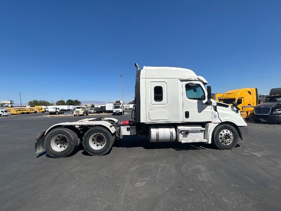 Sleeper Tractor-Heavy Duty Tractors-Freightliner-2020-T12664ST-Fresno-CA-291,559\n\t\tmiles-$ 85,000 - Image 8