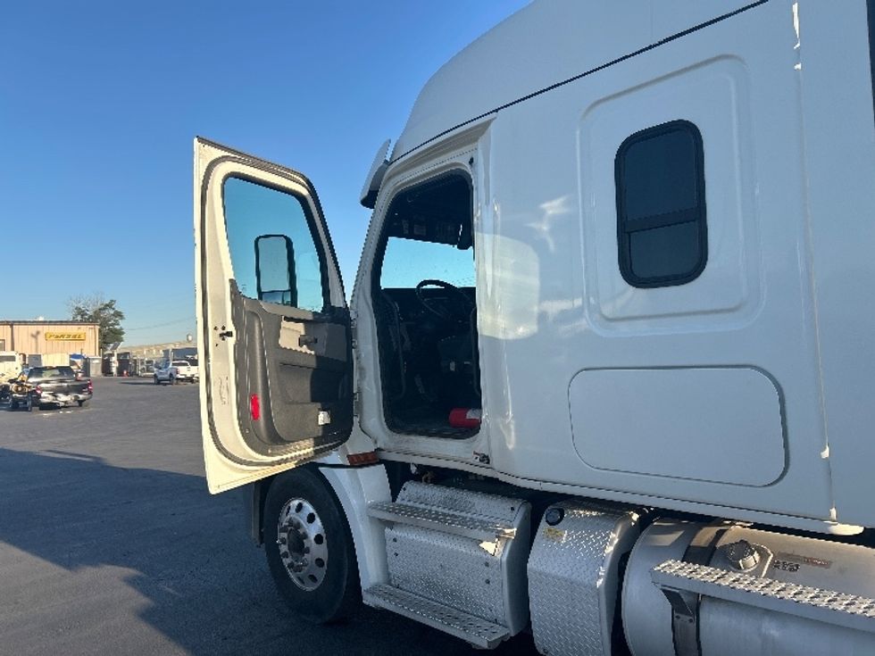 Sleeper Tractor-Heavy Duty Tractors-Freightliner-2020-T12664ST-Fresno-CA-291,559\n\t\tmiles-$ 85,000 - Image 9