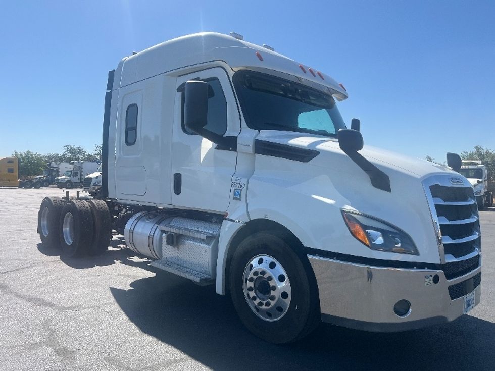 Sleeper Tractor-Heavy Duty Tractors-Freightliner-2020-T12664ST-Fresno-CA-318,006\n\t\tmiles-$ 83,250 - Image 1