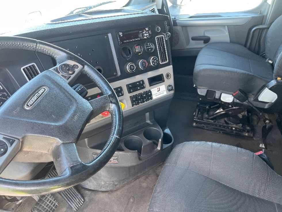 Sleeper Tractor-Heavy Duty Tractors-Freightliner-2020-T12664ST-Fresno-CA-318,006\n\t\tmiles-$ 83,250 - Image 10