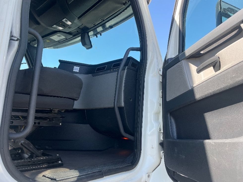 Sleeper Tractor-Heavy Duty Tractors-Freightliner-2020-T12664ST-Fresno-CA-318,006\n\t\tmiles-$ 83,250 - Image 13