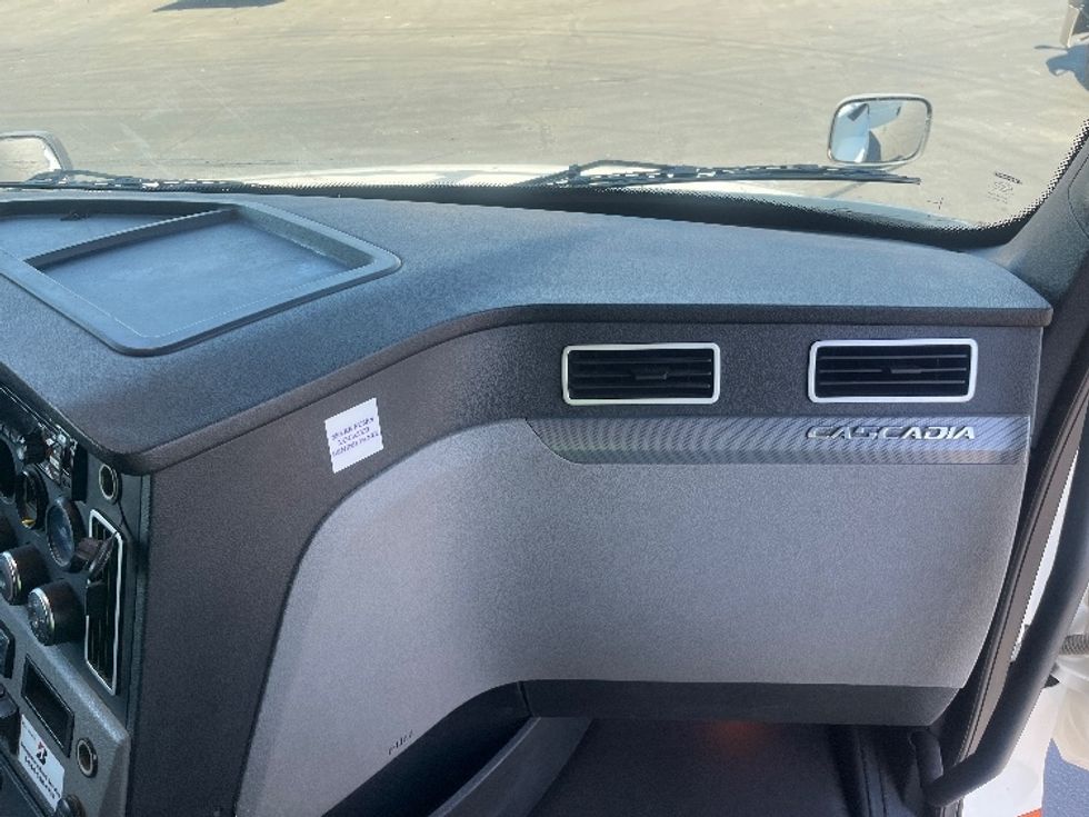 Sleeper Tractor-Heavy Duty Tractors-Freightliner-2020-T12664ST-Fresno-CA-318,006\n\t\tmiles-$ 83,250 - Image 14