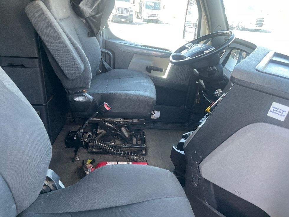 Sleeper Tractor-Heavy Duty Tractors-Freightliner-2020-T12664ST-Fresno-CA-318,006\n\t\tmiles-$ 83,250 - Image 15