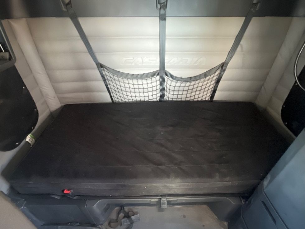 Sleeper Tractor-Heavy Duty Tractors-Freightliner-2020-T12664ST-Fresno-CA-318,006\n\t\tmiles-$ 83,250 - Image 17