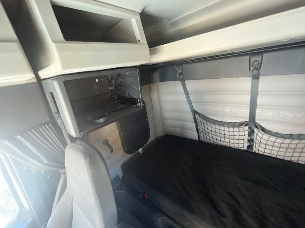 Sleeper Tractor-Heavy Duty Tractors-Freightliner-2020-T12664ST-Fresno-CA-318,006\n\t\tmiles-$ 83,250 - Image 19