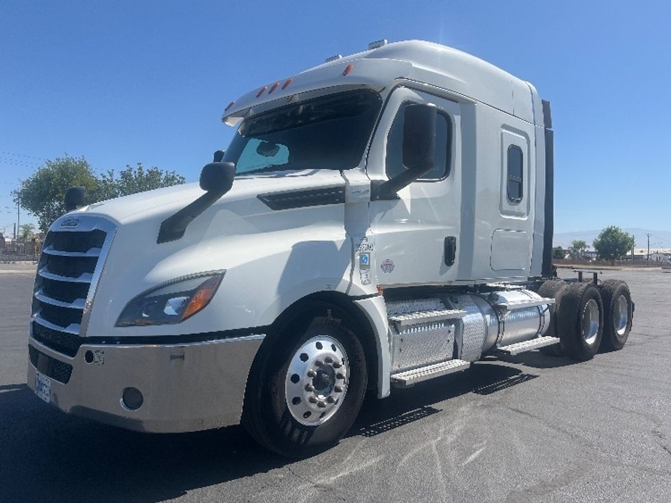 Sleeper Tractor-Heavy Duty Tractors-Freightliner-2020-T12664ST-Fresno-CA-318,006\n\t\tmiles-$ 83,250 - Image 3