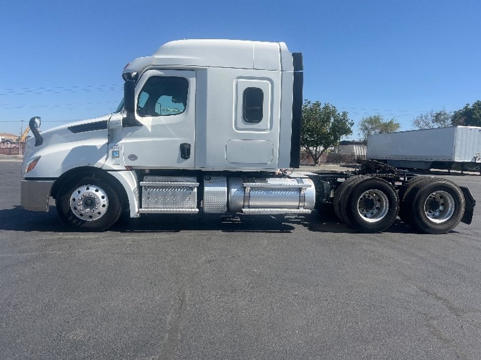 Sleeper Tractor-Heavy Duty Tractors-Freightliner-2020-T12664ST-Fresno-CA-318,006\n\t\tmiles-$ 83,250 - Image 4