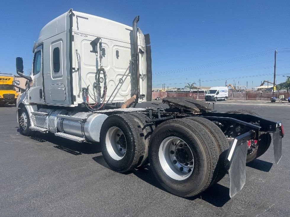 Sleeper Tractor-Heavy Duty Tractors-Freightliner-2020-T12664ST-Fresno-CA-318,006\n\t\tmiles-$ 83,250 - Image 5