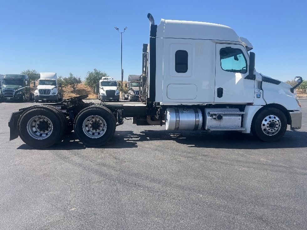 Sleeper Tractor-Heavy Duty Tractors-Freightliner-2020-T12664ST-Fresno-CA-318,006\n\t\tmiles-$ 83,250 - Image 8