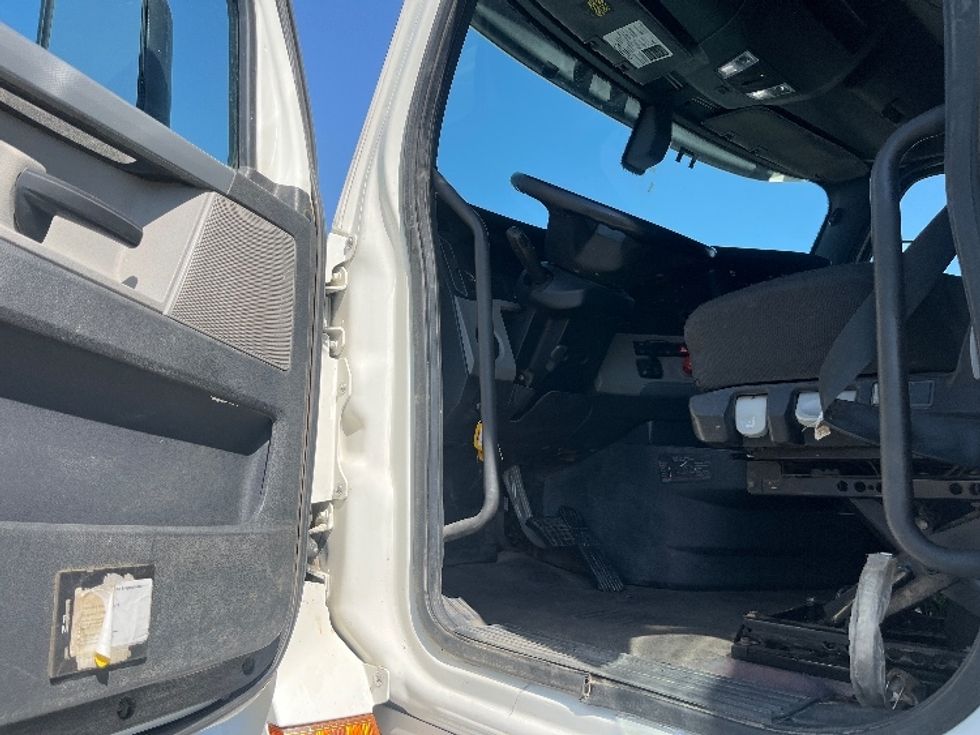 Sleeper Tractor-Heavy Duty Tractors-Freightliner-2020-T12664ST-Fresno-CA-318,006\n\t\tmiles-$ 83,250 - Image 9