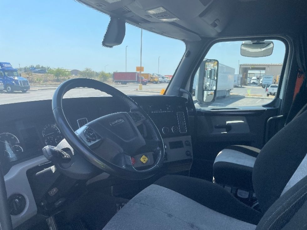 Sleeper Tractor-Heavy Duty Tractors-Freightliner-2020-T12664ST-Fresno-CA-456,181\n\t\tmiles-$ 75,250 - Image 10