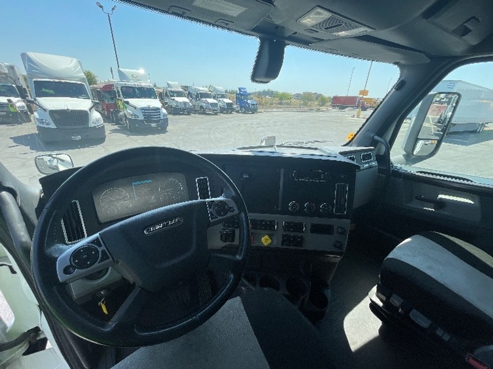 Sleeper Tractor-Heavy Duty Tractors-Freightliner-2020-T12664ST-Fresno-CA-456,181\n\t\tmiles-$ 75,250 - Image 11