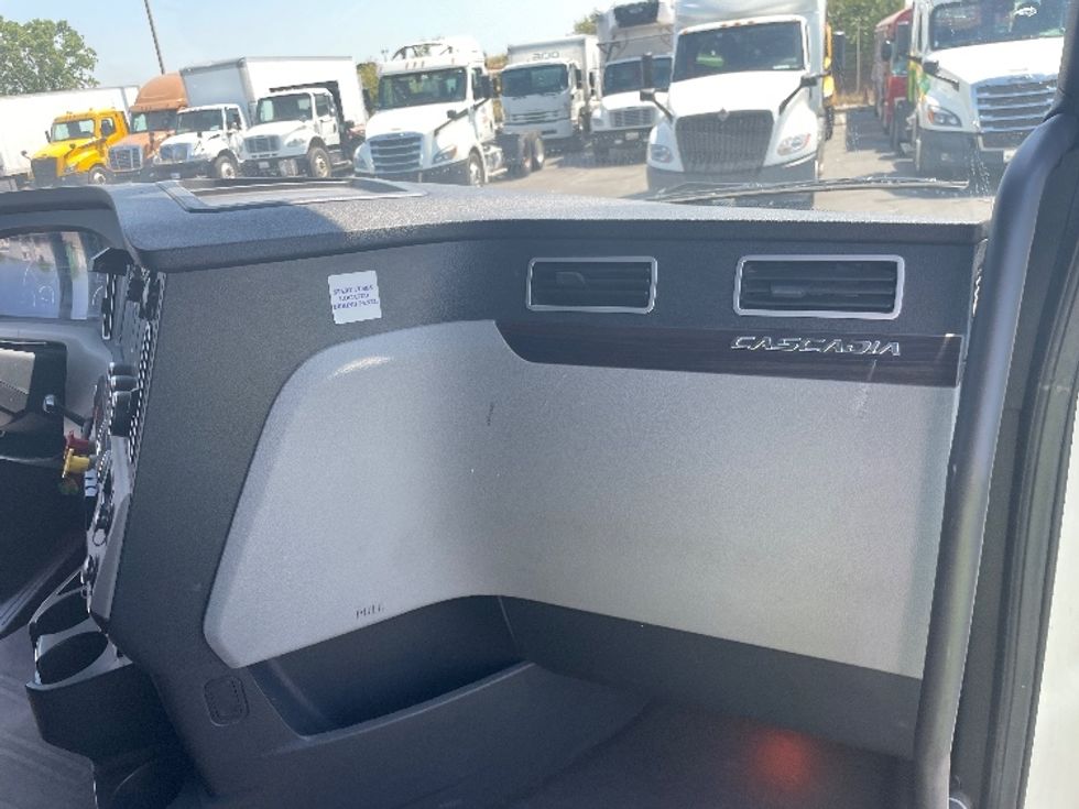 Sleeper Tractor-Heavy Duty Tractors-Freightliner-2020-T12664ST-Fresno-CA-456,181\n\t\tmiles-$ 75,250 - Image 14