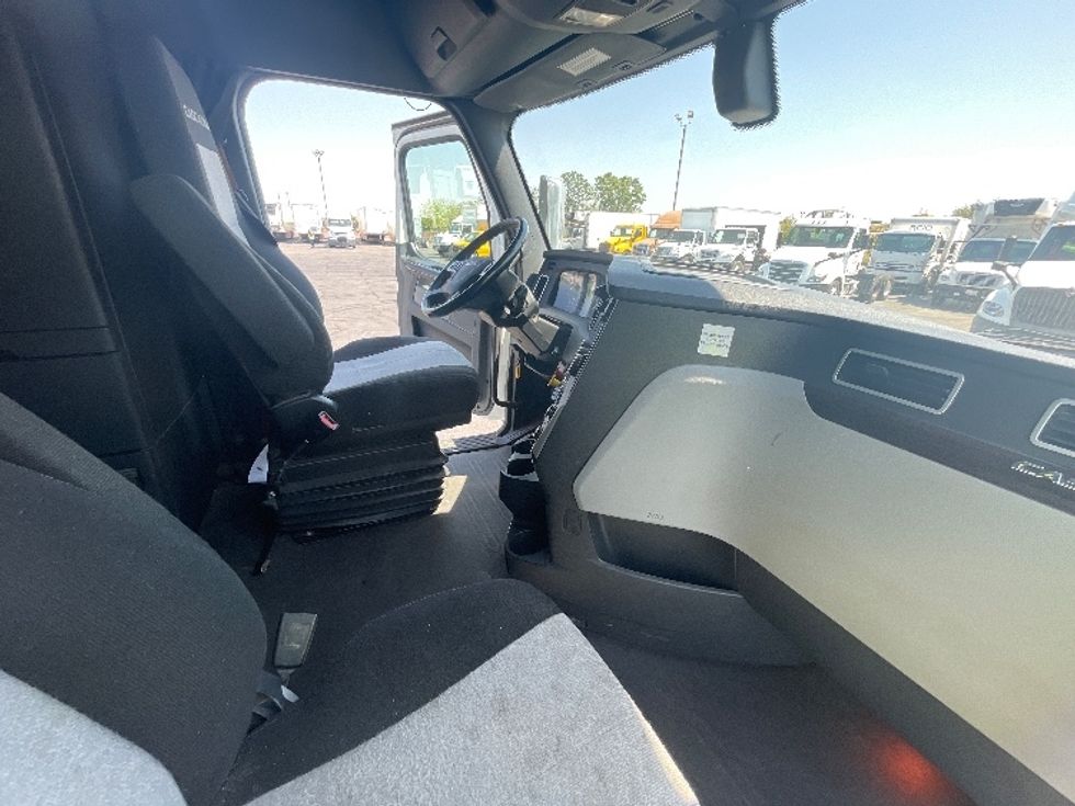 Sleeper Tractor-Heavy Duty Tractors-Freightliner-2020-T12664ST-Fresno-CA-456,181\n\t\tmiles-$ 75,250 - Image 15