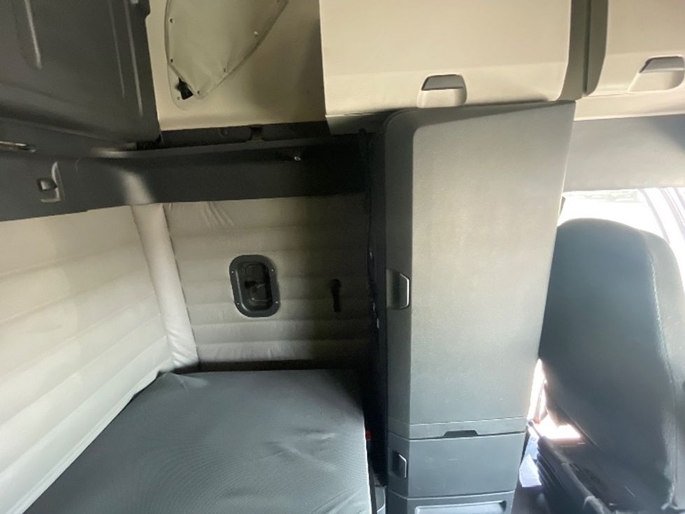 Sleeper Tractor-Heavy Duty Tractors-Freightliner-2020-T12664ST-Fresno-CA-456,181\n\t\tmiles-$ 75,250 - Image 18