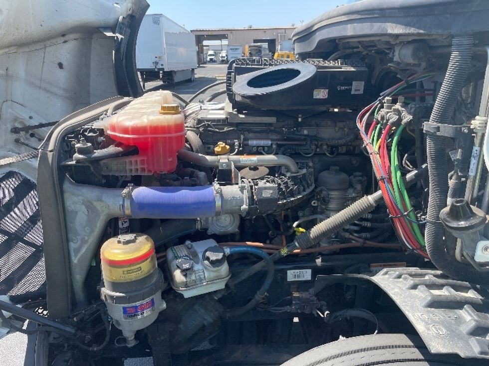 Sleeper Tractor-Heavy Duty Tractors-Freightliner-2020-T12664ST-Fresno-CA-456,181\n\t\tmiles-$ 75,250 - Image 21