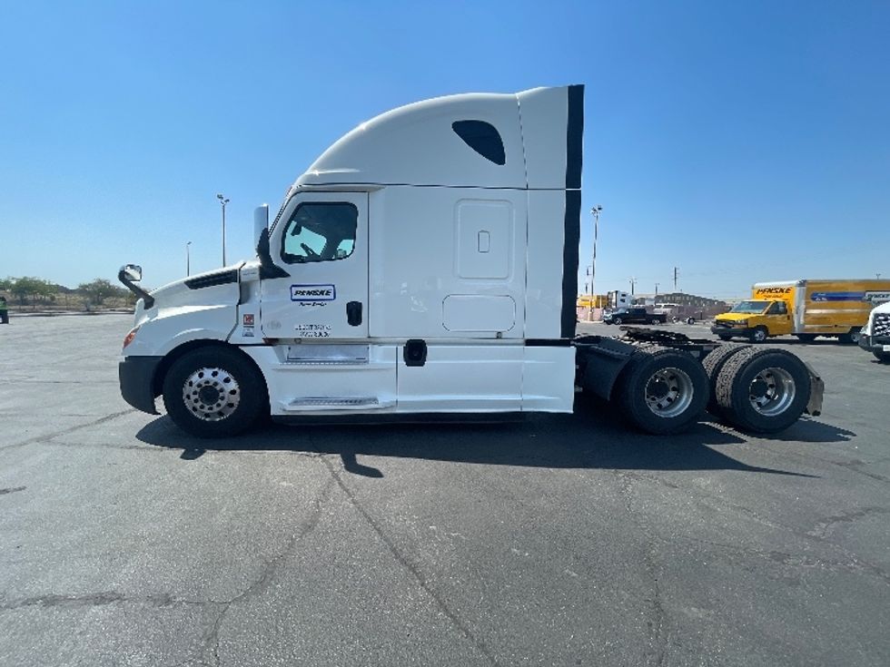 Sleeper Tractor-Heavy Duty Tractors-Freightliner-2020-T12664ST-Fresno-CA-456,181\n\t\tmiles-$ 75,250 - Image 4