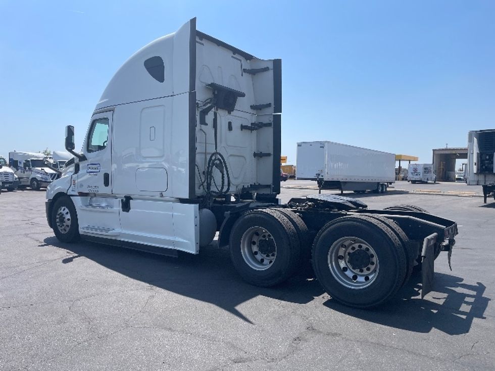 Sleeper Tractor-Heavy Duty Tractors-Freightliner-2020-T12664ST-Fresno-CA-456,181\n\t\tmiles-$ 75,250 - Image 5