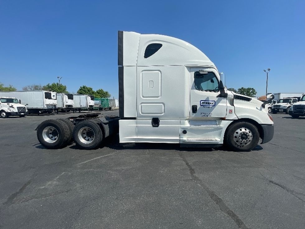 Sleeper Tractor-Heavy Duty Tractors-Freightliner-2020-T12664ST-Fresno-CA-456,181\n\t\tmiles-$ 75,250 - Image 8