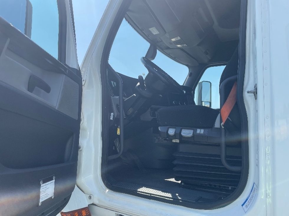 Sleeper Tractor-Heavy Duty Tractors-Freightliner-2020-T12664ST-Fresno-CA-456,181\n\t\tmiles-$ 75,250 - Image 9