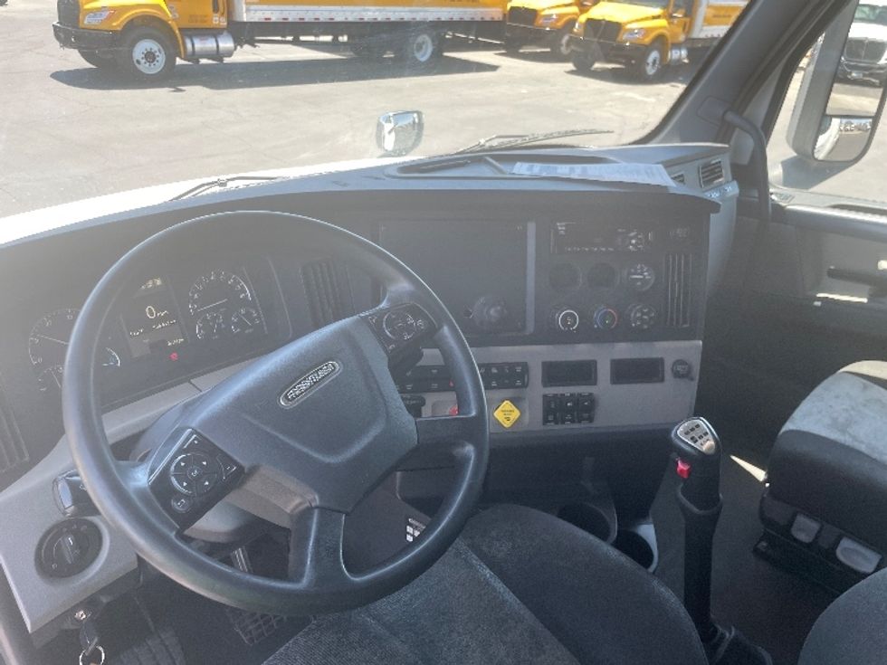 Sleeper Tractor-Heavy Duty Tractors-Freightliner-2020-T12664ST-Fresno-CA-505,281\n\t\tmiles-$ 68,250 - Image 10