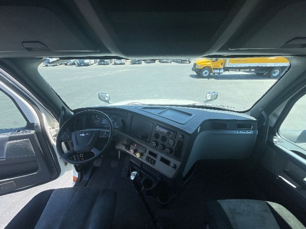 Sleeper Tractor-Heavy Duty Tractors-Freightliner-2020-T12664ST-Fresno-CA-505,281\n\t\tmiles-$ 68,250 - Image 11