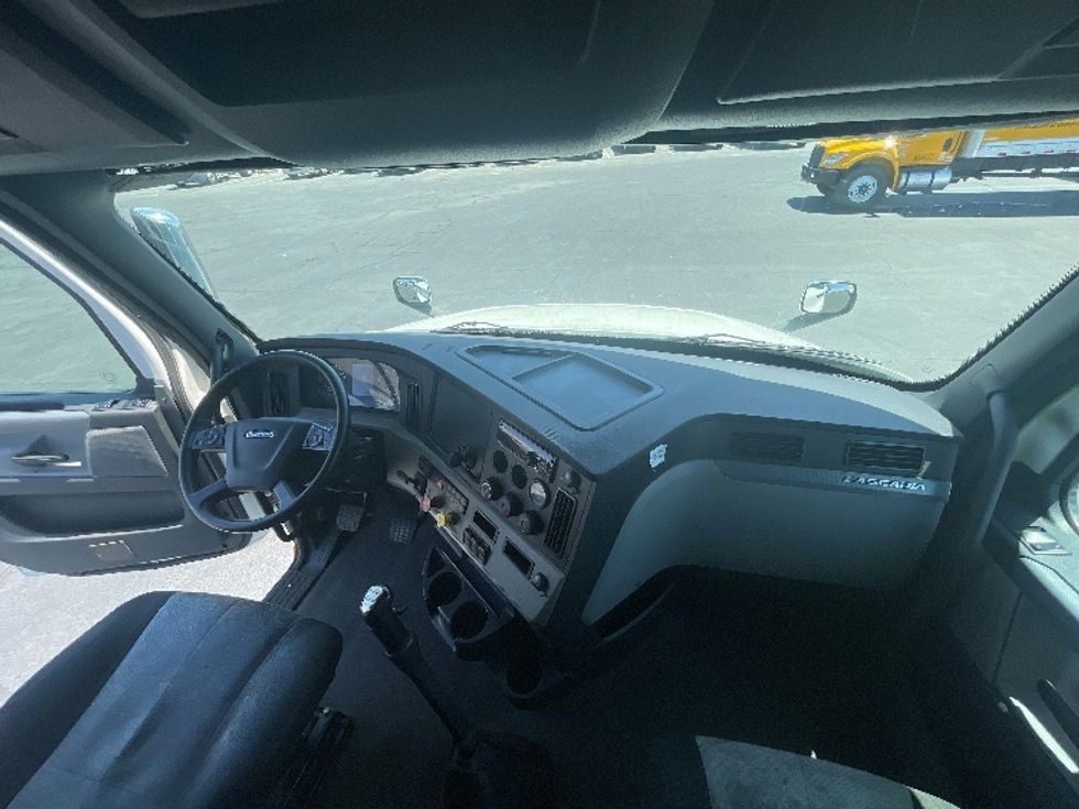 Sleeper Tractor-Heavy Duty Tractors-Freightliner-2020-T12664ST-Fresno-CA-505,281\n\t\tmiles-$ 68,250 - Image 12