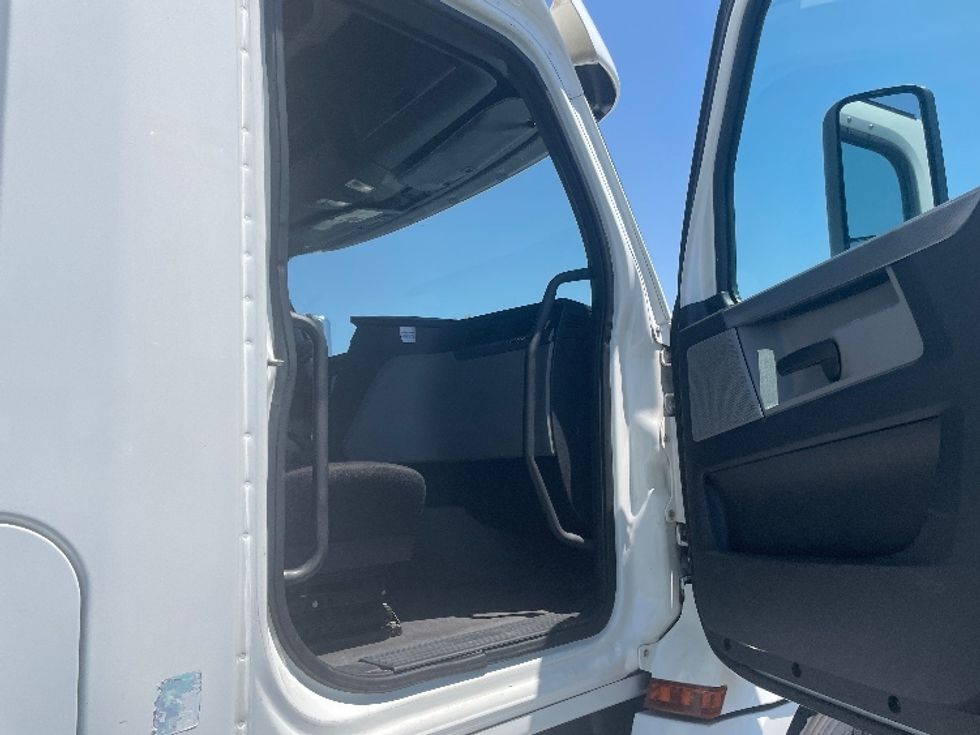 Sleeper Tractor-Heavy Duty Tractors-Freightliner-2020-T12664ST-Fresno-CA-505,281\n\t\tmiles-$ 68,250 - Image 13