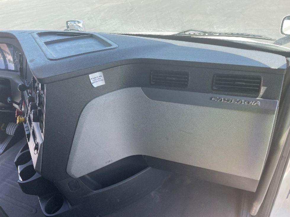 Sleeper Tractor-Heavy Duty Tractors-Freightliner-2020-T12664ST-Fresno-CA-505,281\n\t\tmiles-$ 68,250 - Image 14