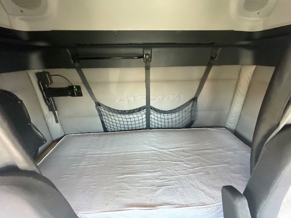 Sleeper Tractor-Heavy Duty Tractors-Freightliner-2020-T12664ST-Fresno-CA-505,281\n\t\tmiles-$ 68,250 - Image 16