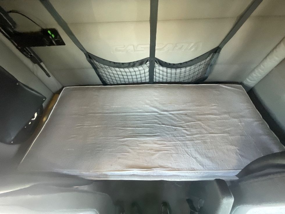 Sleeper Tractor-Heavy Duty Tractors-Freightliner-2020-T12664ST-Fresno-CA-505,281\n\t\tmiles-$ 68,250 - Image 17