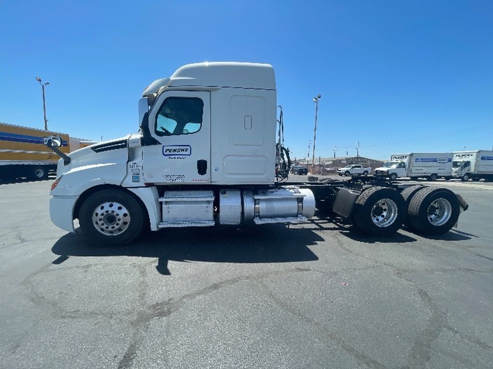 Sleeper Tractor-Heavy Duty Tractors-Freightliner-2020-T12664ST-Fresno-CA-505,281\n\t\tmiles-$ 68,250 - Image 4
