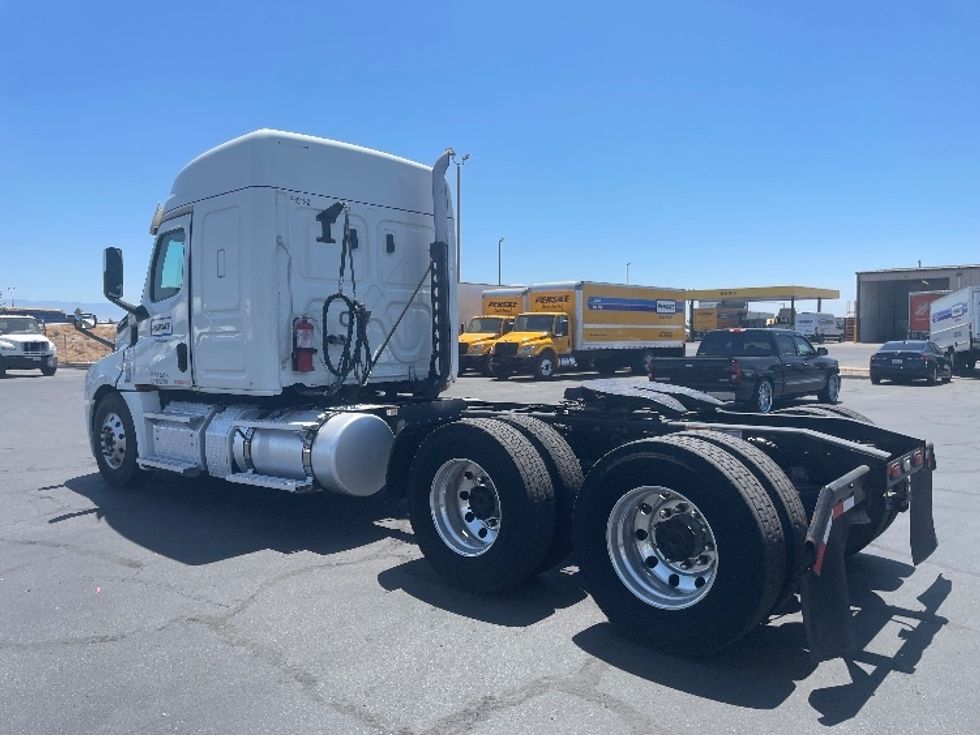 Sleeper Tractor-Heavy Duty Tractors-Freightliner-2020-T12664ST-Fresno-CA-505,281\n\t\tmiles-$ 68,250 - Image 5