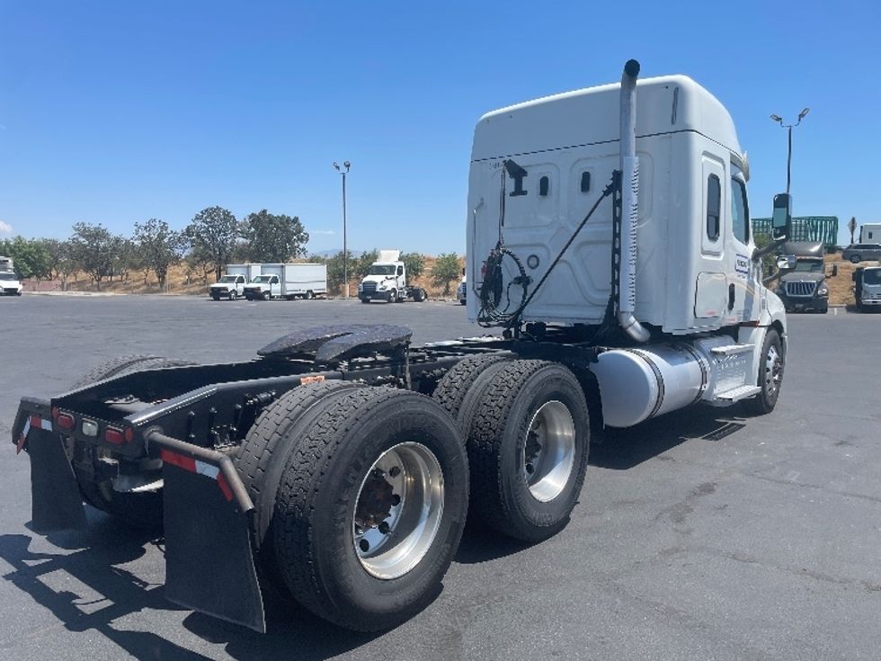 Sleeper Tractor-Heavy Duty Tractors-Freightliner-2020-T12664ST-Fresno-CA-505,281\n\t\tmiles-$ 68,250 - Image 7