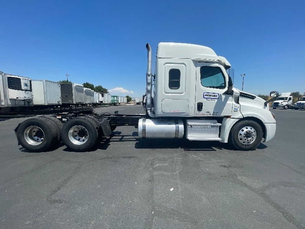 Sleeper Tractor-Heavy Duty Tractors-Freightliner-2020-T12664ST-Fresno-CA-505,281\n\t\tmiles-$ 68,250 - Image 8