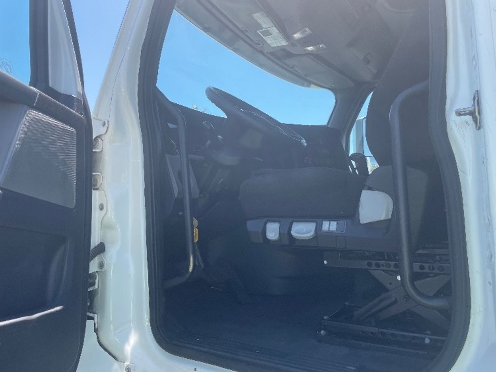 Sleeper Tractor-Heavy Duty Tractors-Freightliner-2020-T12664ST-Fresno-CA-505,281\n\t\tmiles-$ 68,250 - Image 9