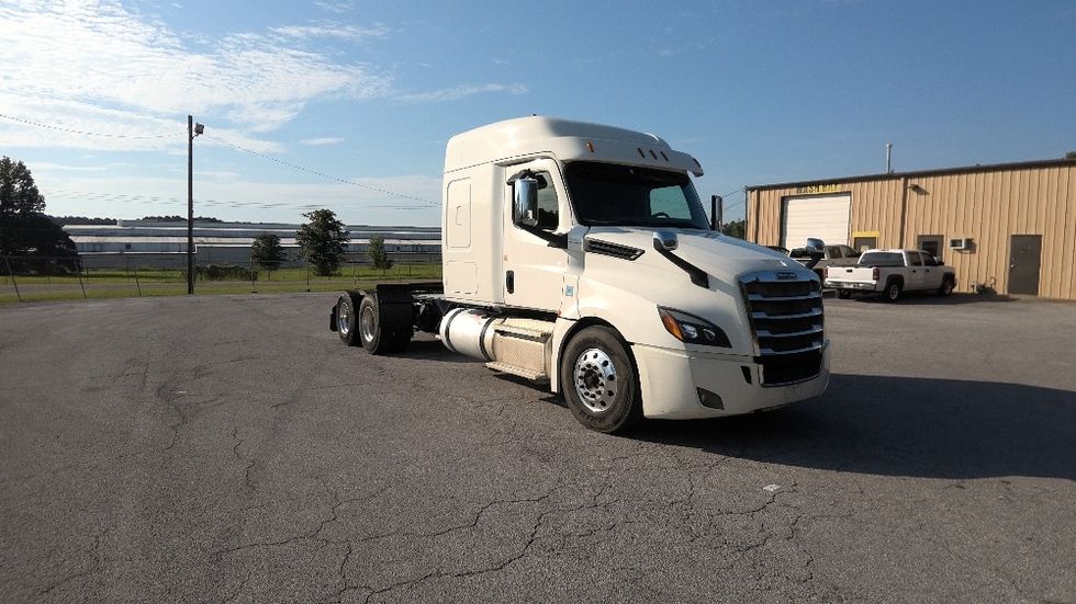 Sleeper Tractor-Heavy Duty Tractors-Freightliner-2020-T12664ST-Gadsden-AL-492,131\n\t\tmiles-$ 63,000 - Image 1