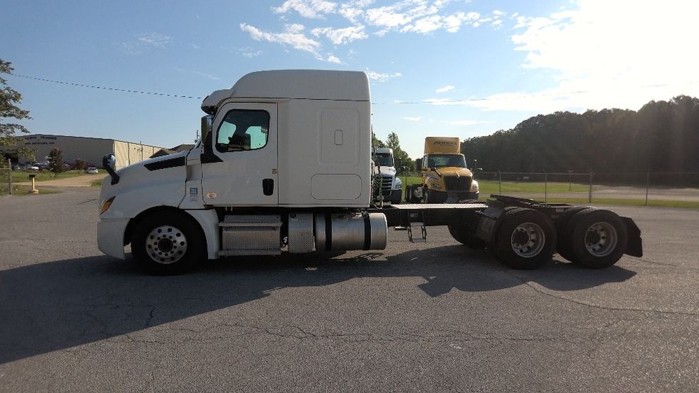 Sleeper Tractor-Heavy Duty Tractors-Freightliner-2020-T12664ST-Gadsden-AL-492,131\n\t\tmiles-$ 63,000 - Image 4