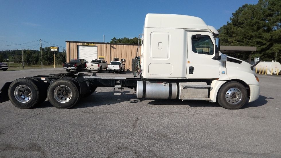 Sleeper Tractor-Heavy Duty Tractors-Freightliner-2020-T12664ST-Gadsden-AL-492,131\n\t\tmiles-$ 63,000 - Image 8