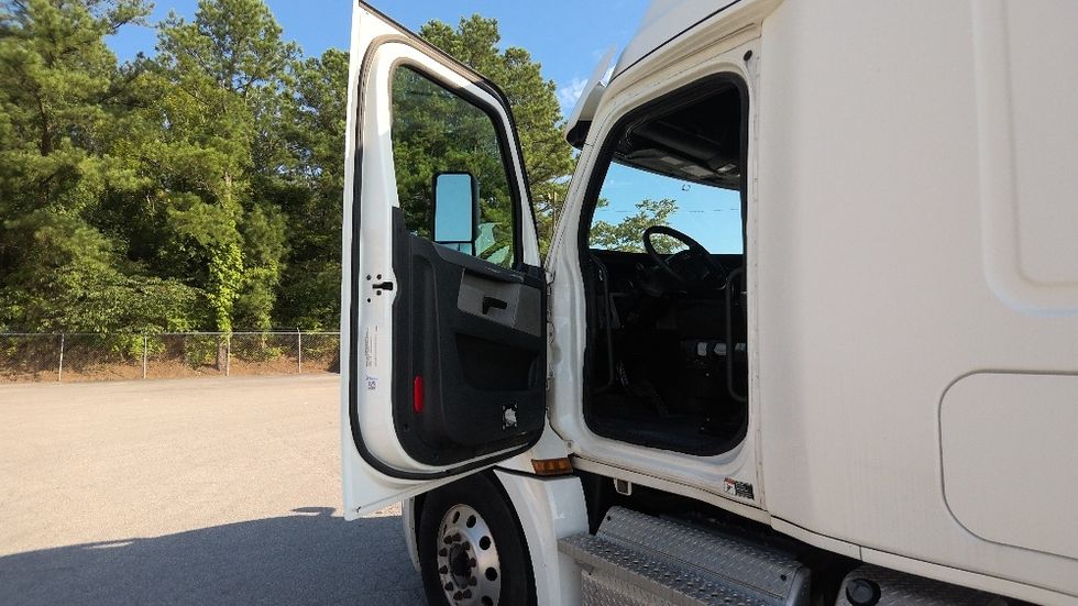 Sleeper Tractor-Heavy Duty Tractors-Freightliner-2020-T12664ST-Gadsden-AL-492,131\n\t\tmiles-$ 63,000 - Image 9