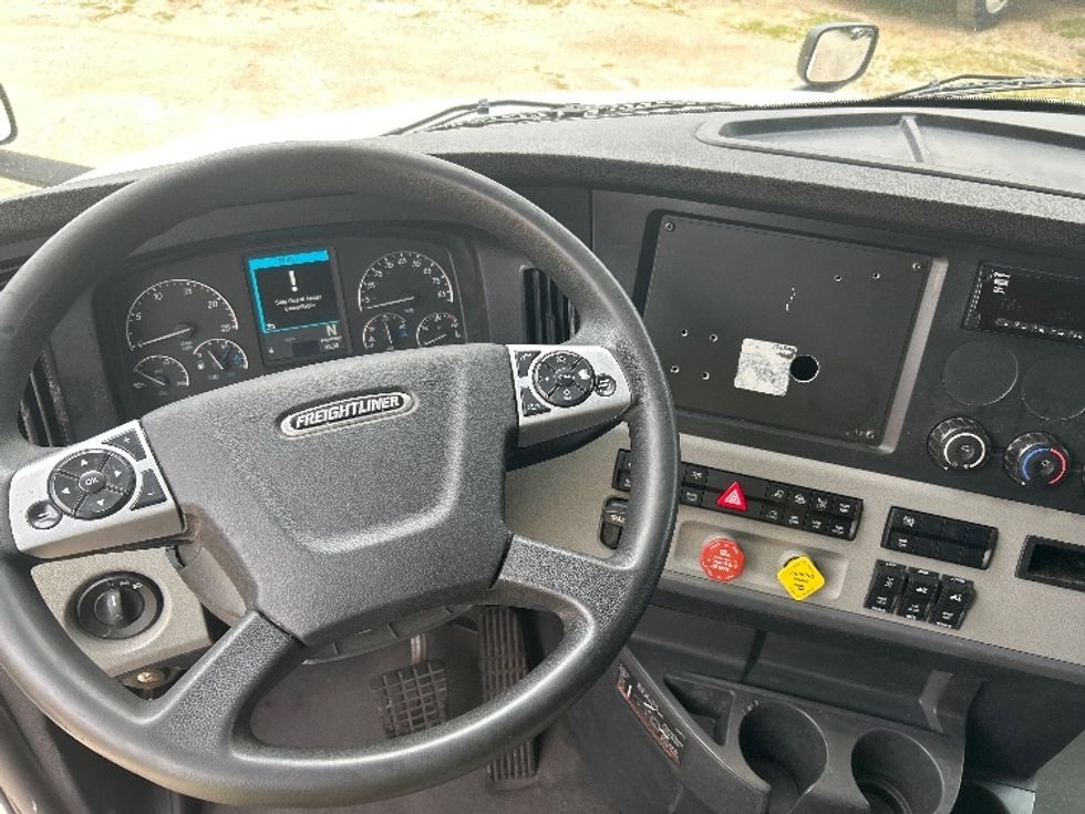 Sleeper Tractor-Heavy Duty Tractors-Freightliner-2020-T12664ST-Gainesville-GA-425,151\n\t\tmiles-$ 66,500 - Image 11